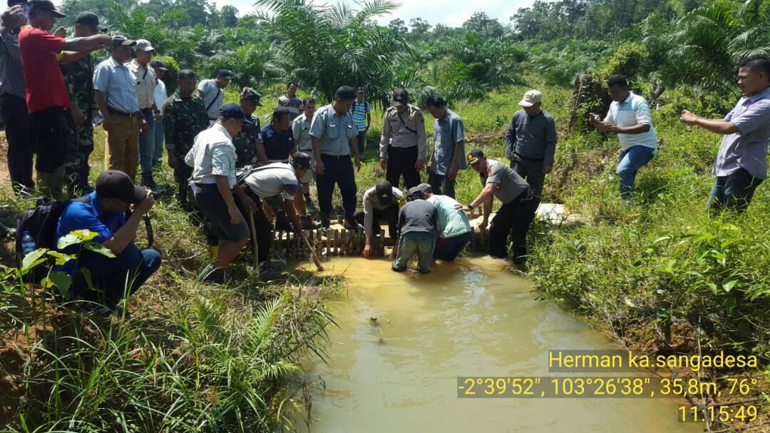 POLSEK SANGA DESA BUAT SEKAT KANAL