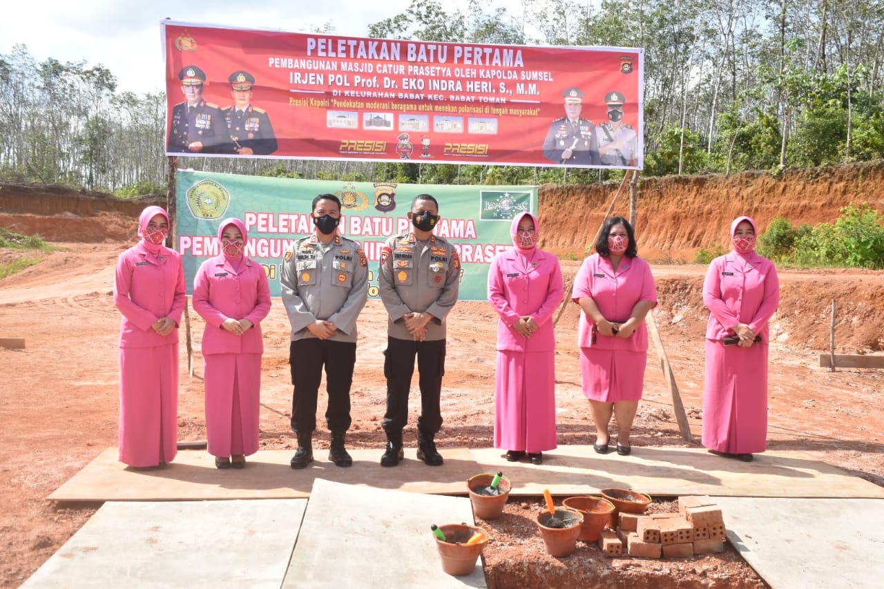 MELALUI PROGRAM SIREMBAK POLRES MUBA, KAPOLDA SUMSEL MELAKUKAN PELETAKAN BATU BANGUN MASJID DAN 