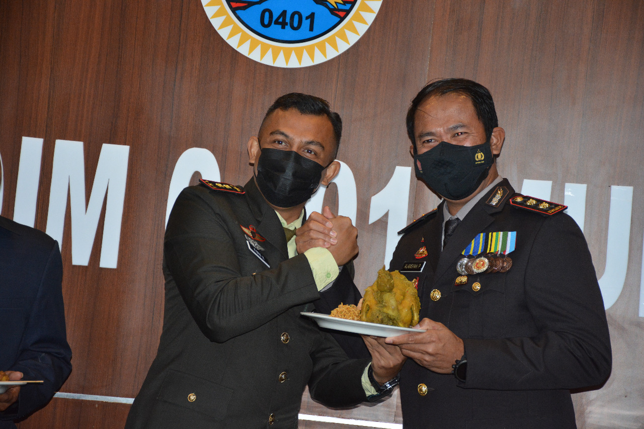 POLRES MUBA MEMBERIKAN KEJUTAN KE KODIM 0401 MUBA, DALAM RANGKA HUT TNI KE-76