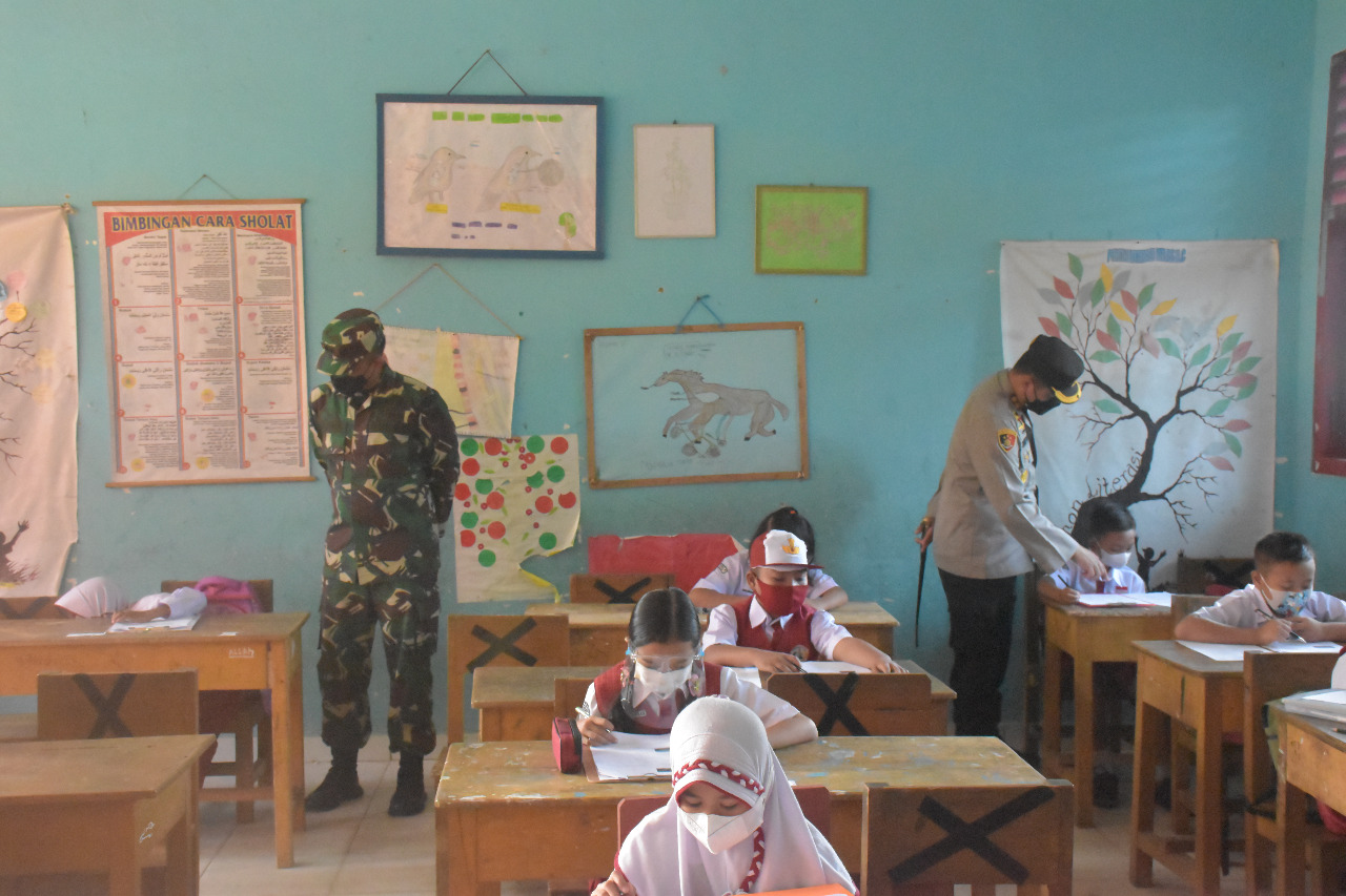 KAPOLRES MUBA DAN DANDIM 0401 MUBA MENINJAU PELAKS AKHIR UJIAN SEKOLAH