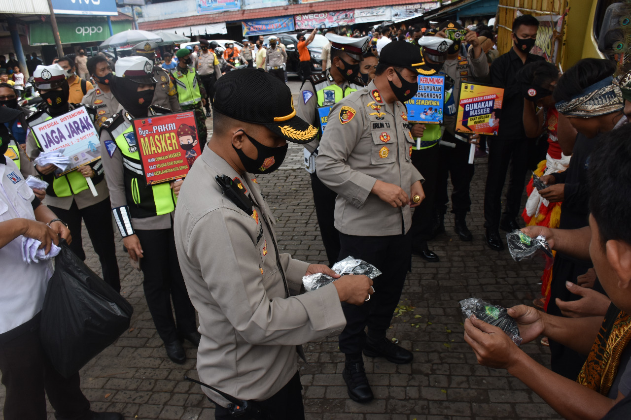 POLRES MUBA MENGGELAR PENDISIPLINAN MASYARAKAT DENGAN MEMBAGIKAN MASKER