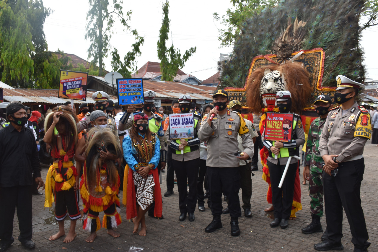 POLRES MUBA MENGGELAR PENDISIPLINAN MASYARAKAT DENGAN MEMBAGIKAN MASKER