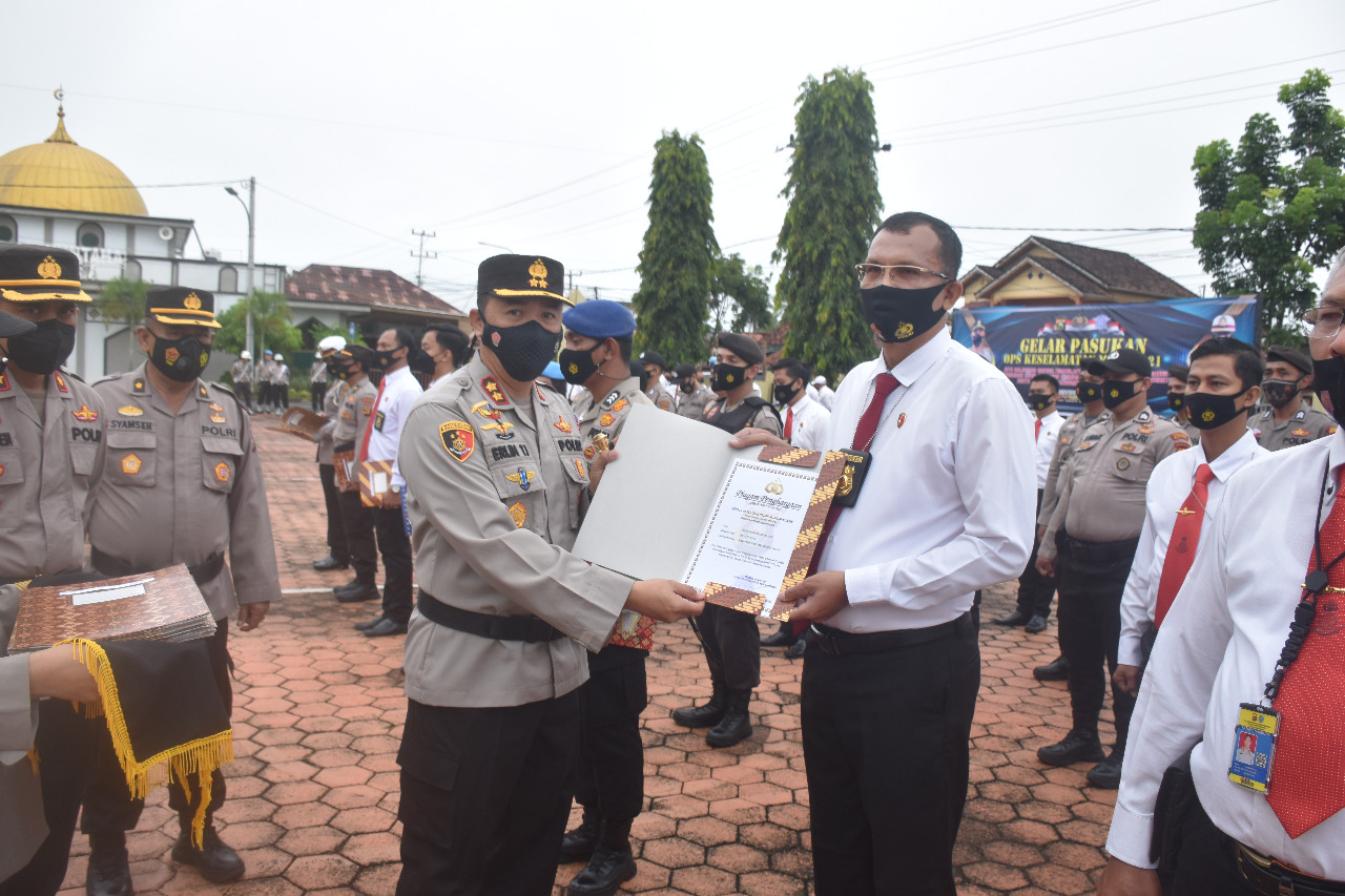 86 PERSONIL BERPRESTASI POLRES MUBA MENERIMA PENGHARGAAN DARI KAPOLRES MUBA