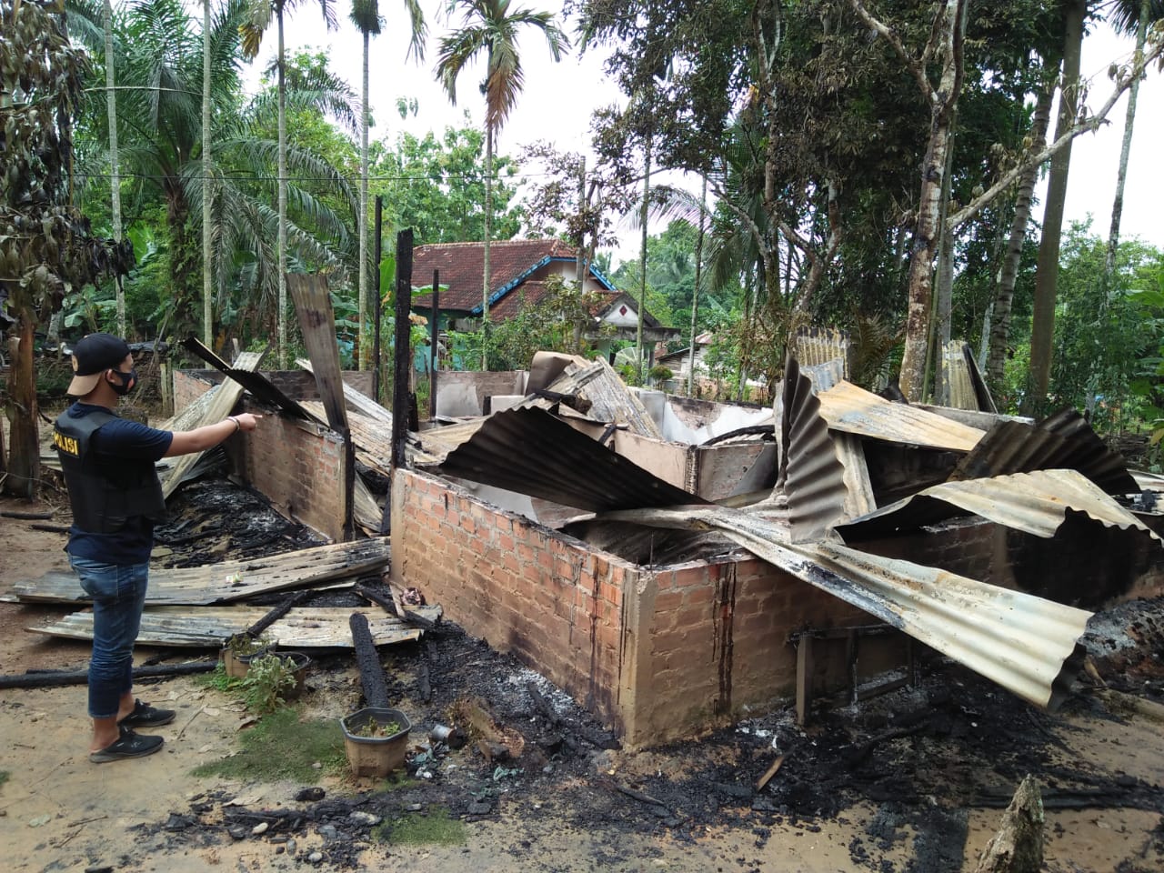 MELALUI PROGRAM SI REMBAK POLRES MUBA MEMBERIKAN BATUAN KORBAN KEBAKARAN