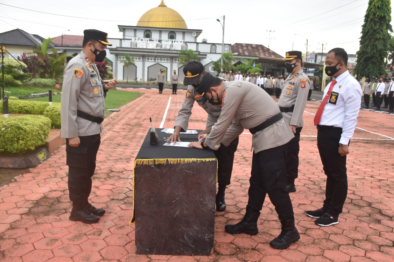 MEWUJUDKAN ANGGOTA YANG BEBAS NARKOBA SELURUH PERSONIL POLRES MUBA MENANDATANGANI SUMPAH