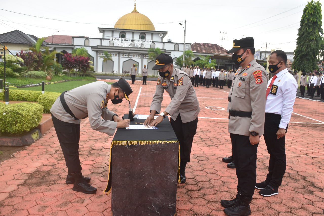 MEWUJUDKAN ANGGOTA YANG BEBAS NARKOBA SELURUH PERSONIL POLRES MUBA MENANDATANGANI SUMPAH