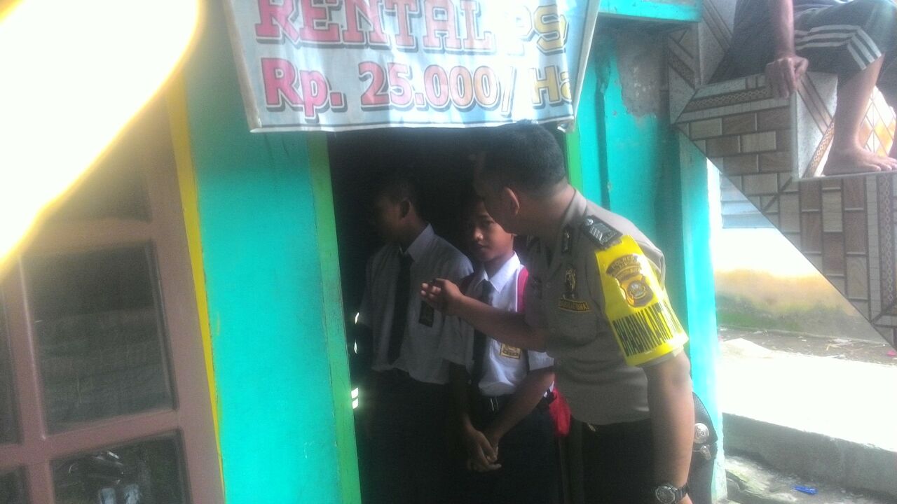 BHABINKAMTIBMAS KELURAHAN KAYUARA TEGUR PELAJAR YANG BOLOS SEKOLAH