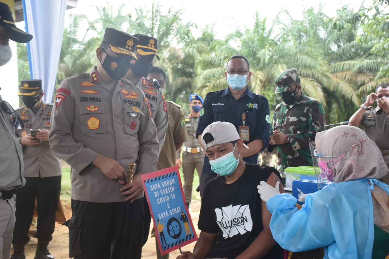 KAPOLDA SUMSEL DI DAMPINGI KAPOLRES MUBA MENINJAU PELAKSANAAN VAKSINASI DI DESA MUARA MEDAK DAN 