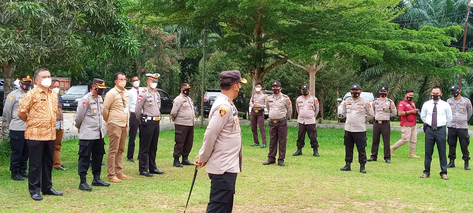 DISELA KUNJUNGAN KAPOLRES MUBA KE POLSEK, KAPOLRES MUBA MELAKSANAKAN BANSOS