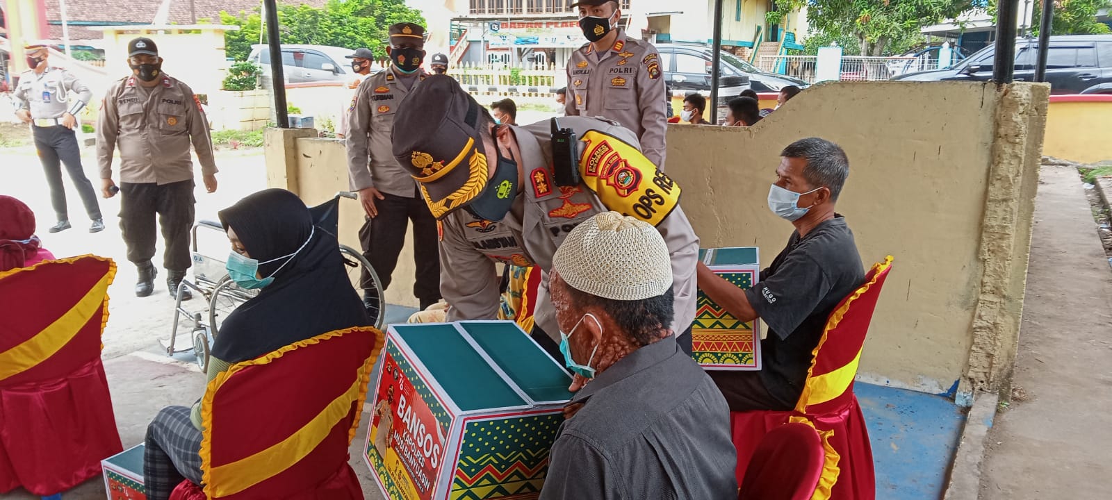 DISELA KUNJUNGAN KAPOLRES MUBA KE POLSEK, KAPOLRES MUBA MELAKSANAKAN BANSOS