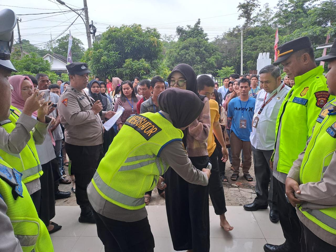 POLRES MUBA MEMPERKETAT PENGAMANAN DALAM PROSSES PELIPATAN SURAT SUARA UNTUK PILKADA SERENTAK