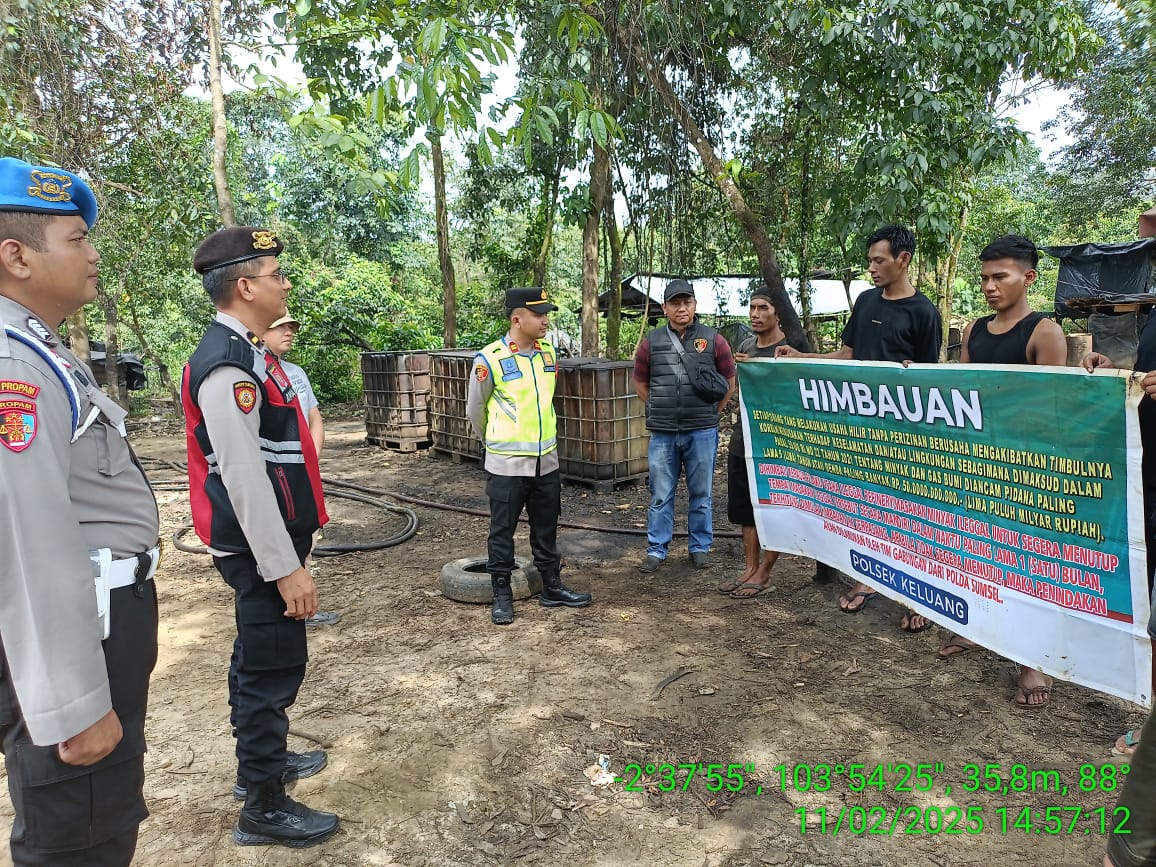 Berita - Kapolsek Keluang Beserta Anggota dan Satbinmmas Polres Muba Mendatangi Lokasi Illegal Drilling