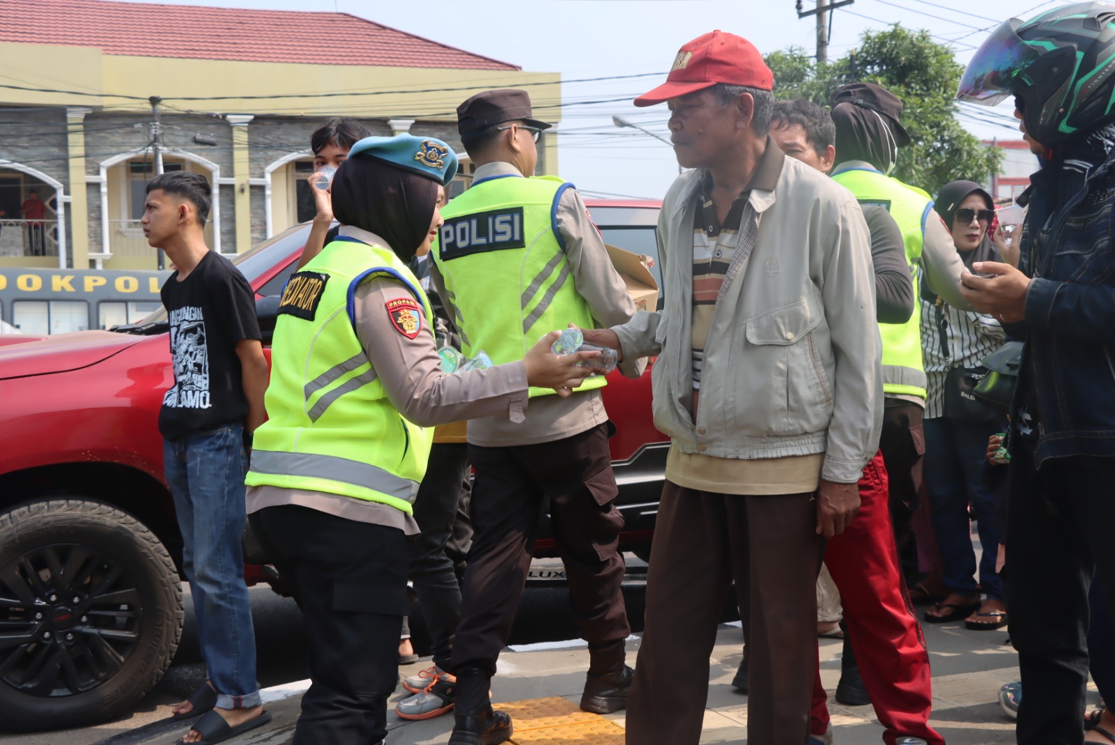 PULUHAN PERSONIL POLRES MUBA DITURUNKAN UNTUK MENGAMANKAN UNJUK RASA
